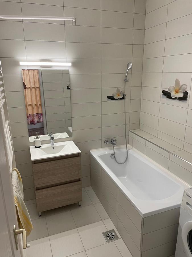 Pingvin Cukrászda Apartman Balatonmariafurdo Exterior foto